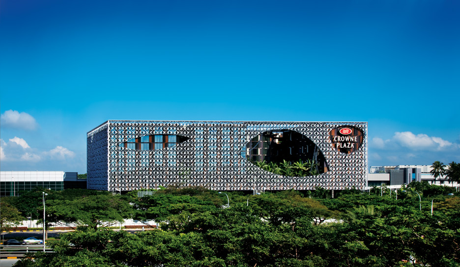 woha-crowne-plaza-singapore-changi