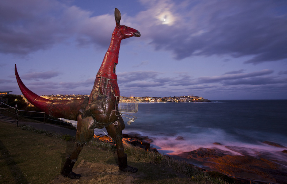Geoffrey-Ricardo,-emblematic,-Sculpture-by-the-Sea-2012,-photo-by-Brent-Winstone