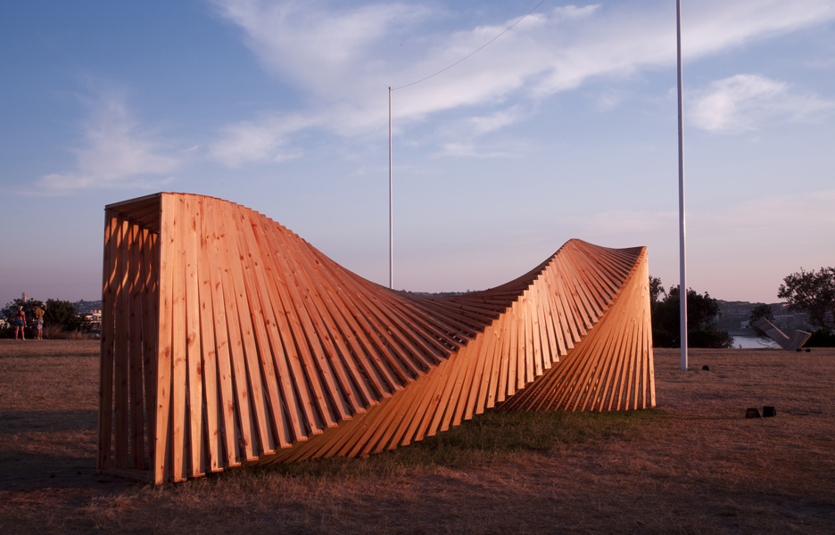 Hilde-A-Danielsen,-upside-down-again,-Sculpture-by-the-Sea,-Bondi-2012.-Photo-by-Brent-Winstone