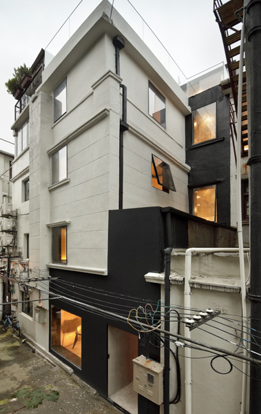 The tight urban block allows views of the city and an open living arrangement