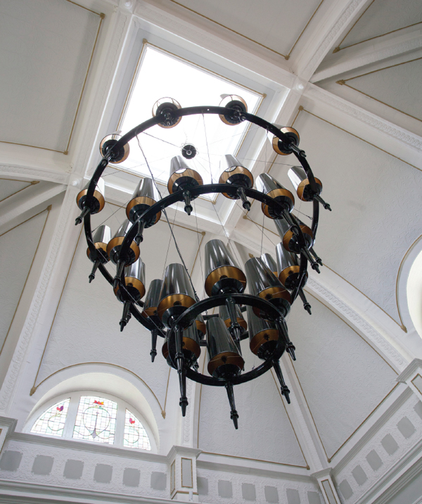 A bespoke chandelier in the style of Edwardian lamps activates the Chicago built grand dome and draws attention to the details.