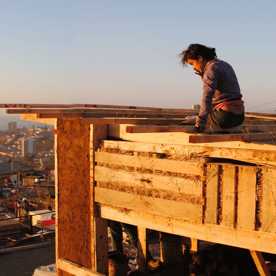 . Camilo Moraes Zambrano, Minga Valpo voluntary emergency housing, after the 2014 fires, Valparaíso, Chile. Photo by Sergio Levet: Felix Po.