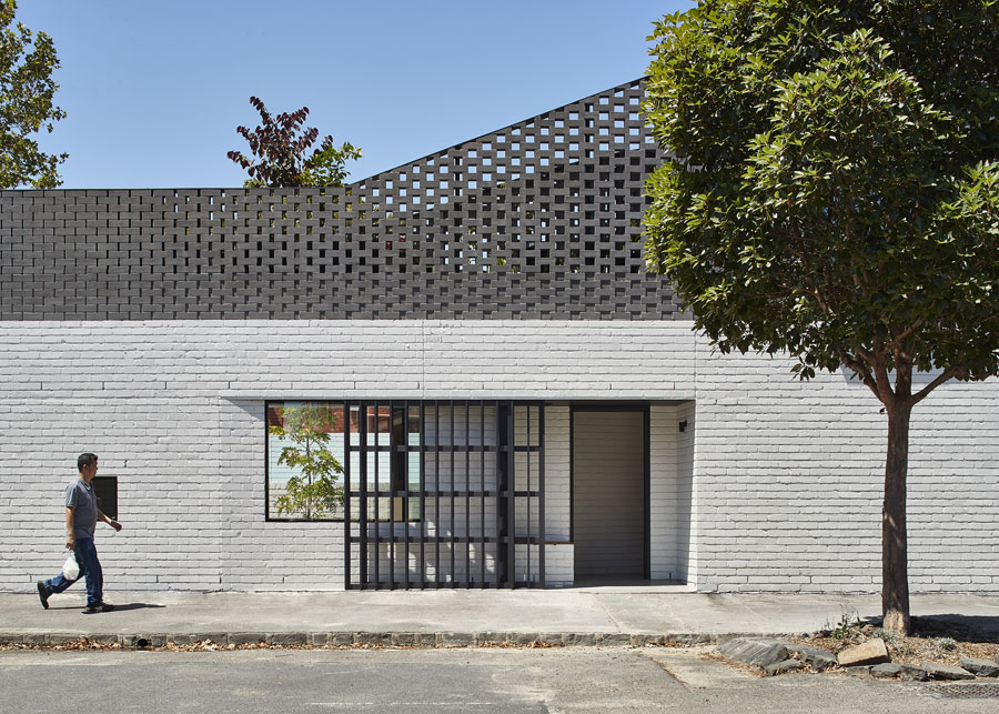 Perimeter House by MAKE Architecture. Photo by Peter Bennetts.