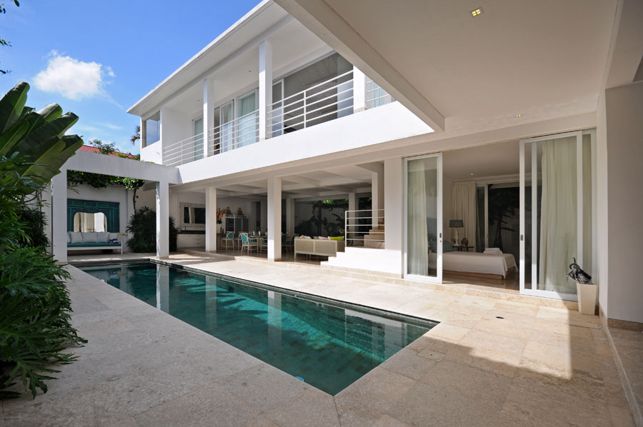 The entry opens up on to the luxurious pool.