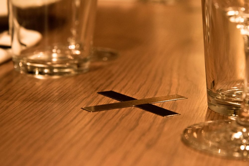 An 'X' detail was integrated as a homage to the history of the Australian restaurants. Photo by Satoshi Matsuo.