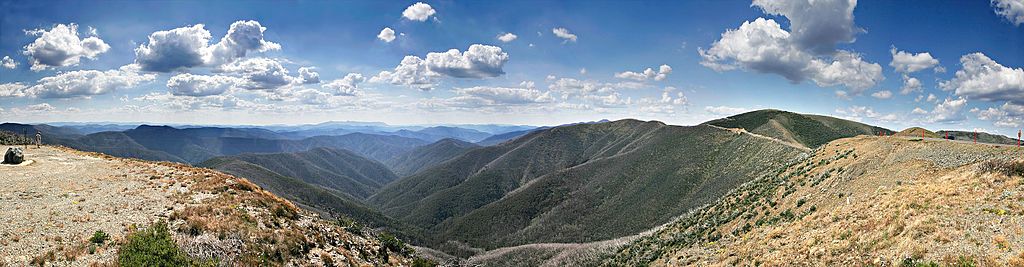 The Great Dividing Range as seen from Mt Hotham. Photo by fir0002 | flagstaffotos.com.au via Wikimedia Commons.