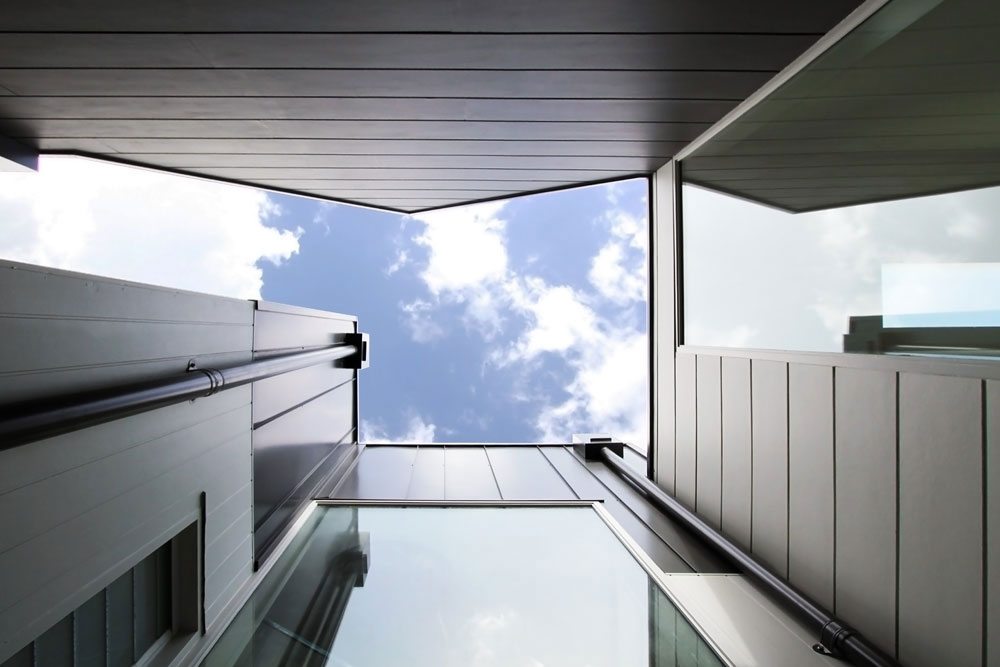 Open courtyard creates a concentrated framing of the sky – townhouses Balmain