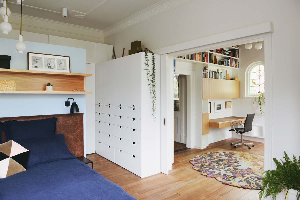 A partition wall in the bedroom