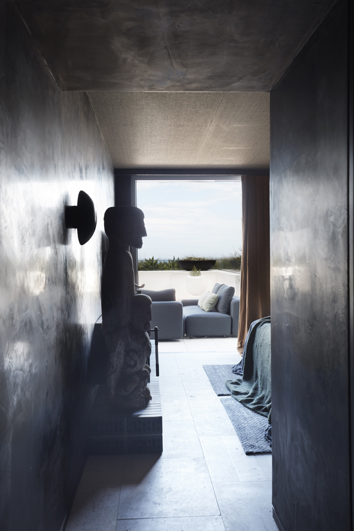 The black Marmorino bounces light into the bedroom