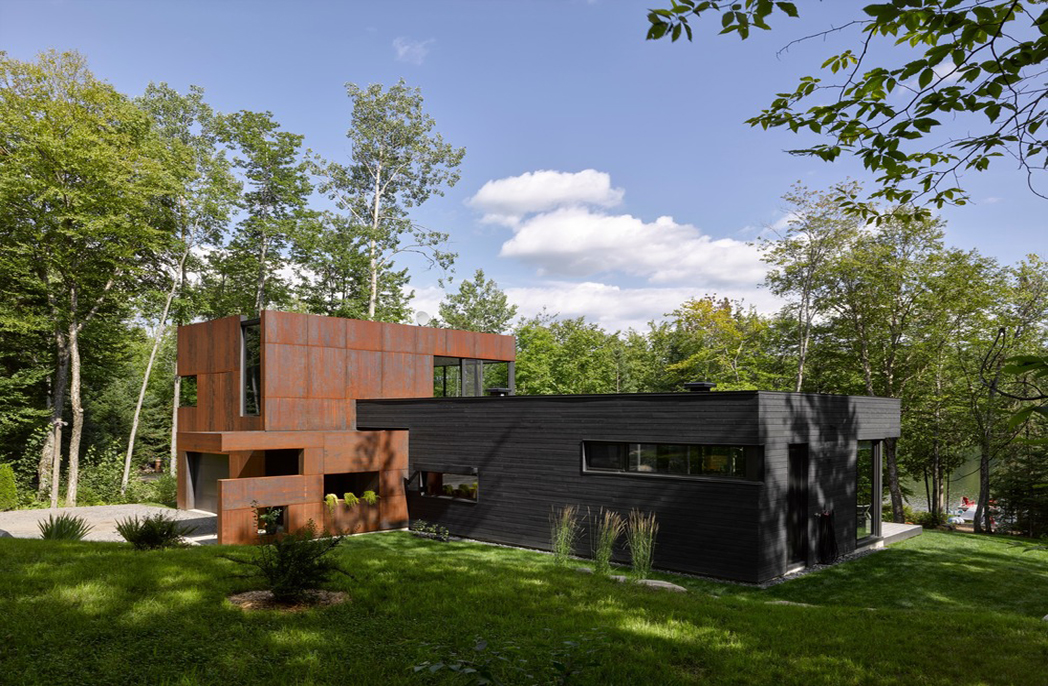 House in Sainte-Marguerite-du-Lac-Masson, Canada