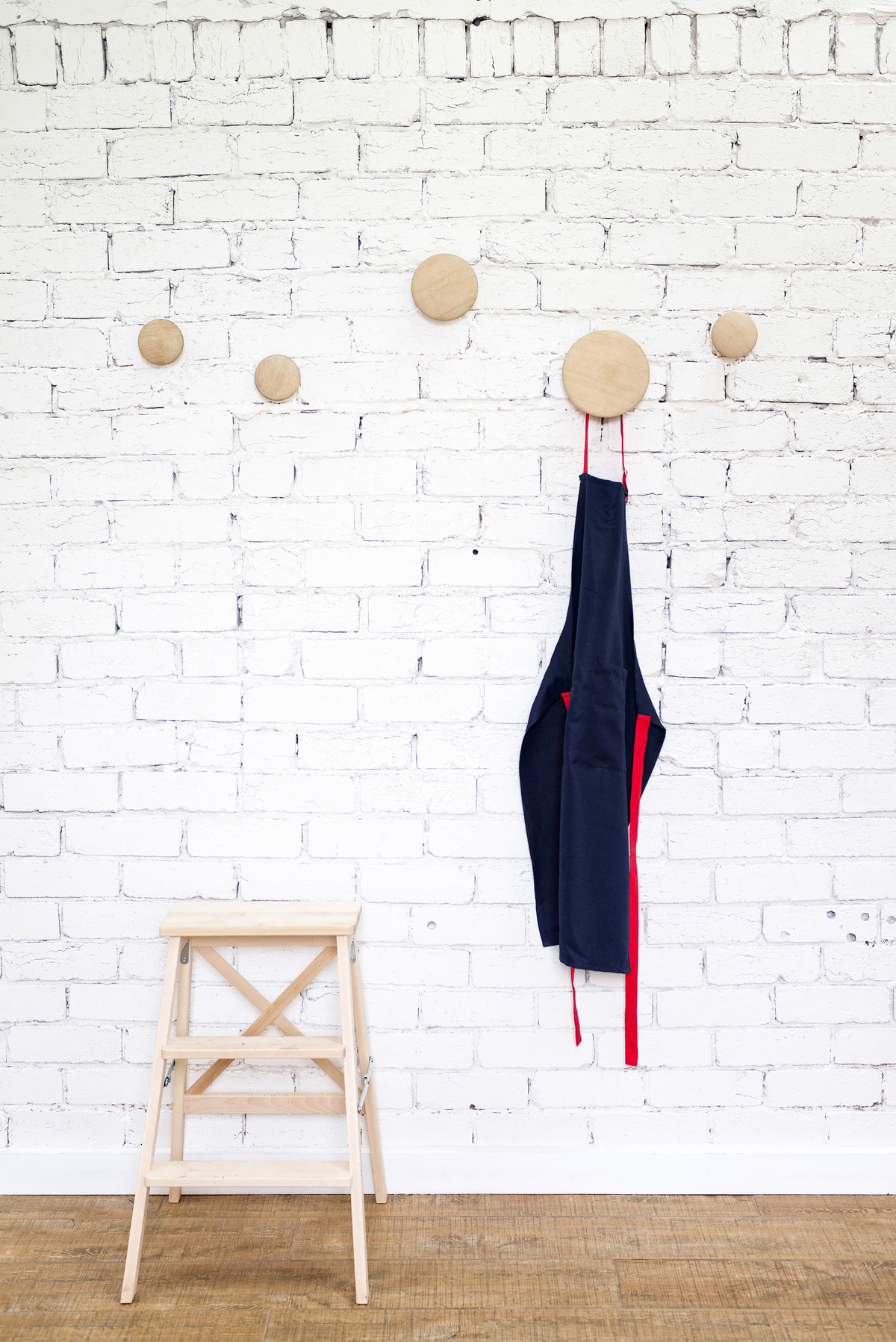 Hanging apron