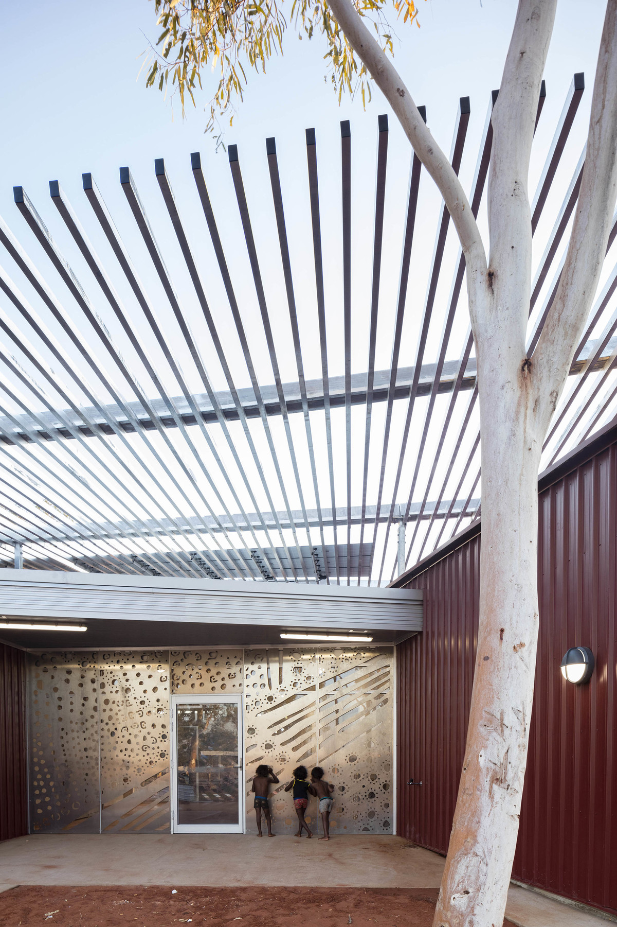 Western Desert Clinics | Kaunitz Yeung Architecture | Photographer: Brett Boardman